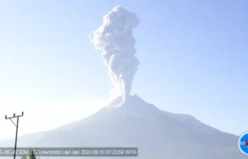 Gunung Lewotobi Laki-Laki Erupsi Lagi, Semburkan Abu Vulkanik Setinggi 800 Meter